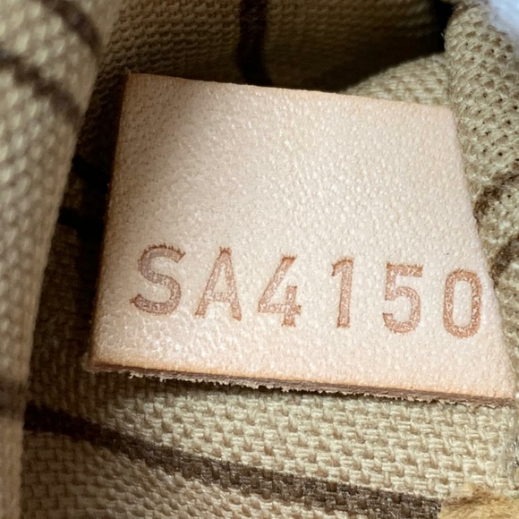 Louis Vuitton Monogram Neverfull MM Tote Bag - Picture 11 of 13